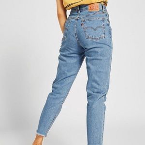 Levi’s mom jeans
